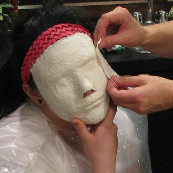 Álarckészítés az alapoktól: gipszes maszk készítése a saját arcunkról